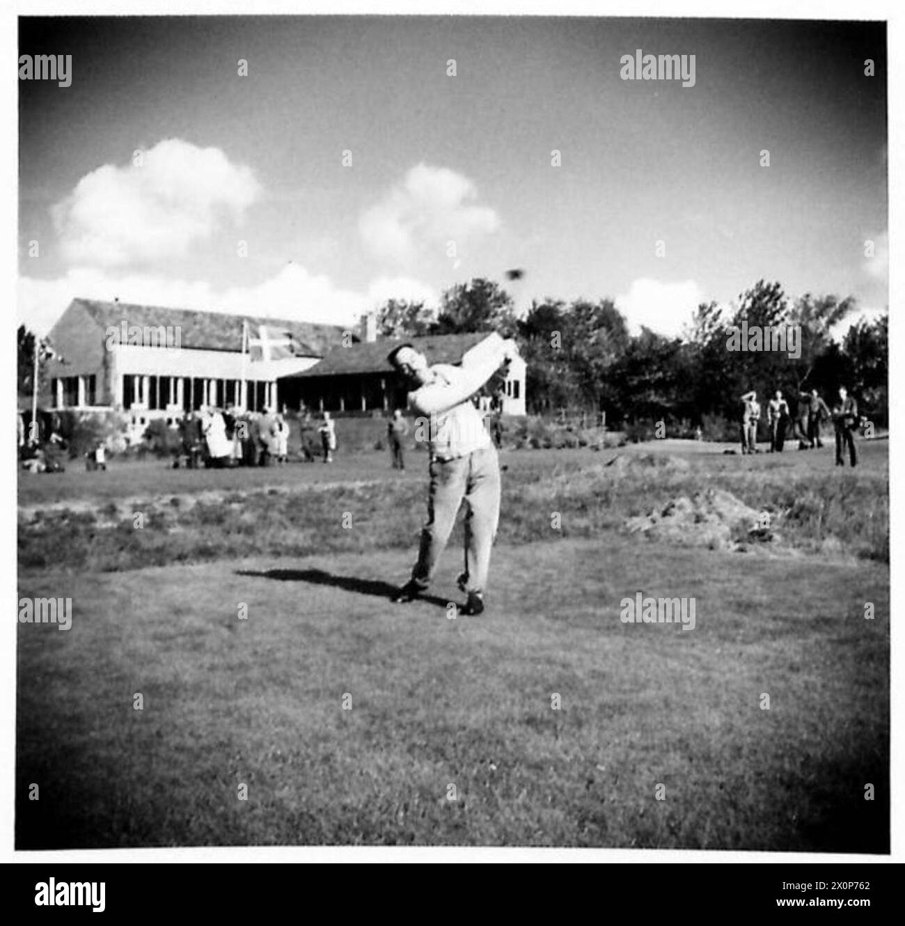 ENGLISCH-DÄNISCHES GOLFTURNIER - Major E. C. Millard [Royal Wimbledon Golf Club] fährt vom ersten Abschlag ab. Fotografisches negativ , britische Rheinarmee Stockfoto