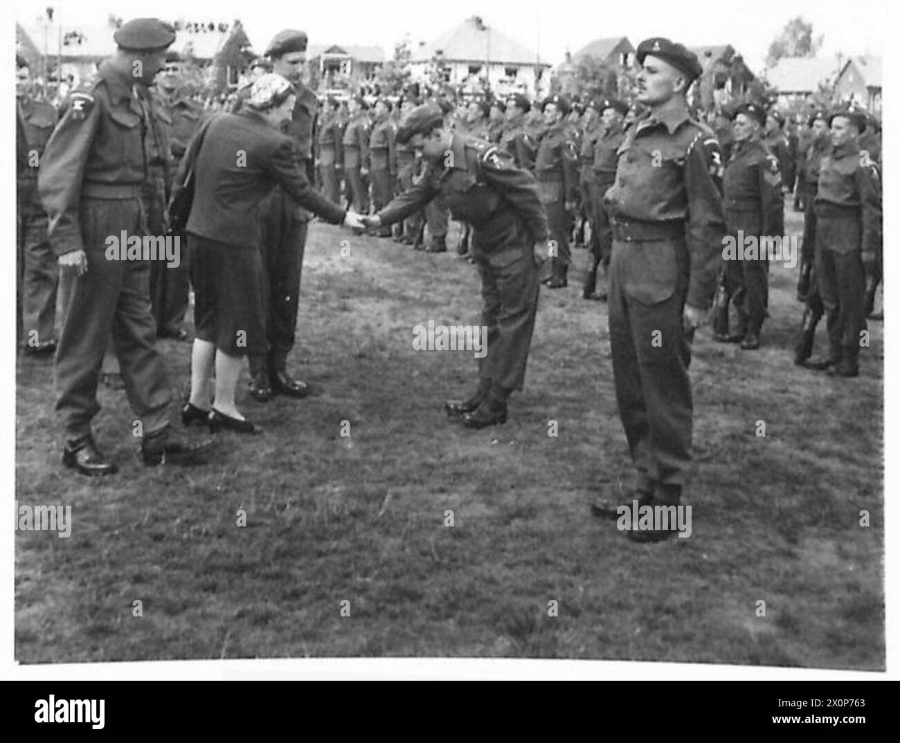 Prinzessin Juliana wird während eines Besuchs für das niederländische Rote Kreuz gezeigt, wie sie mit Mitgliedern des Regiments in Nijmegen die Hand schüttelt. Stockfoto