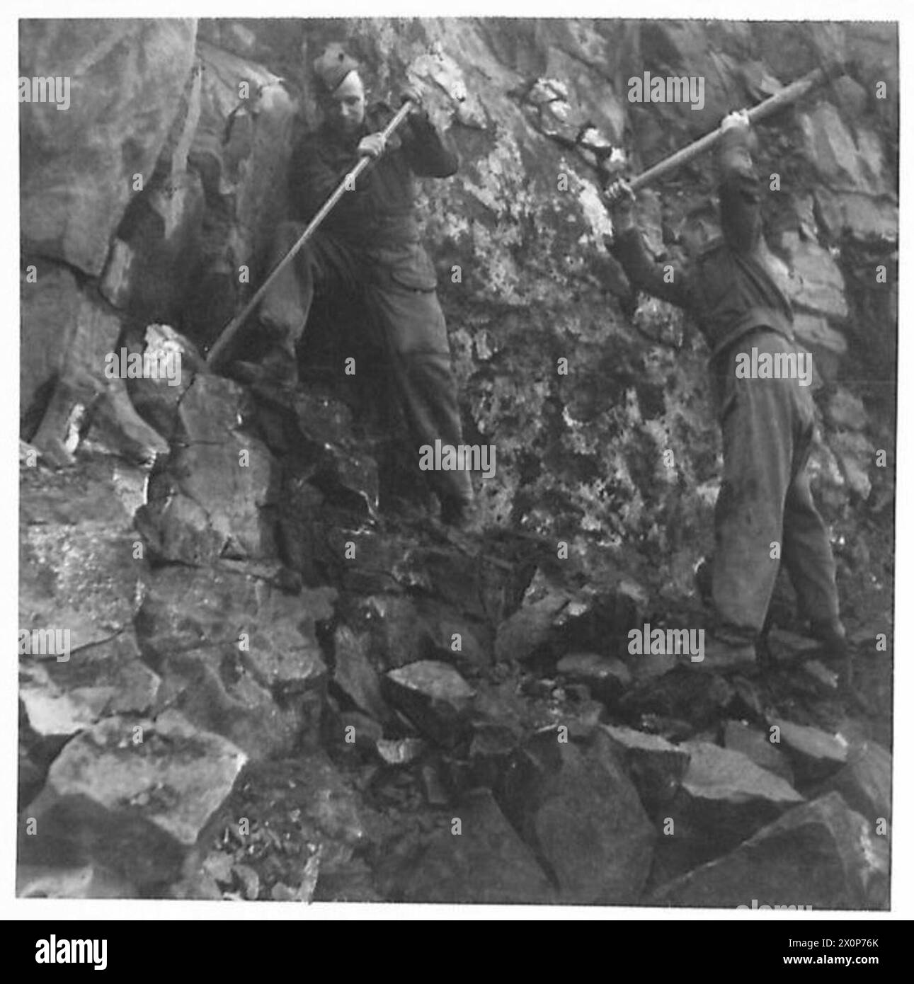 STEINBRUCHARBEITEN - die Königlichen Ingenieure arbeiten an der Felswände. Fotografisches negativ, britische Armee Stockfoto