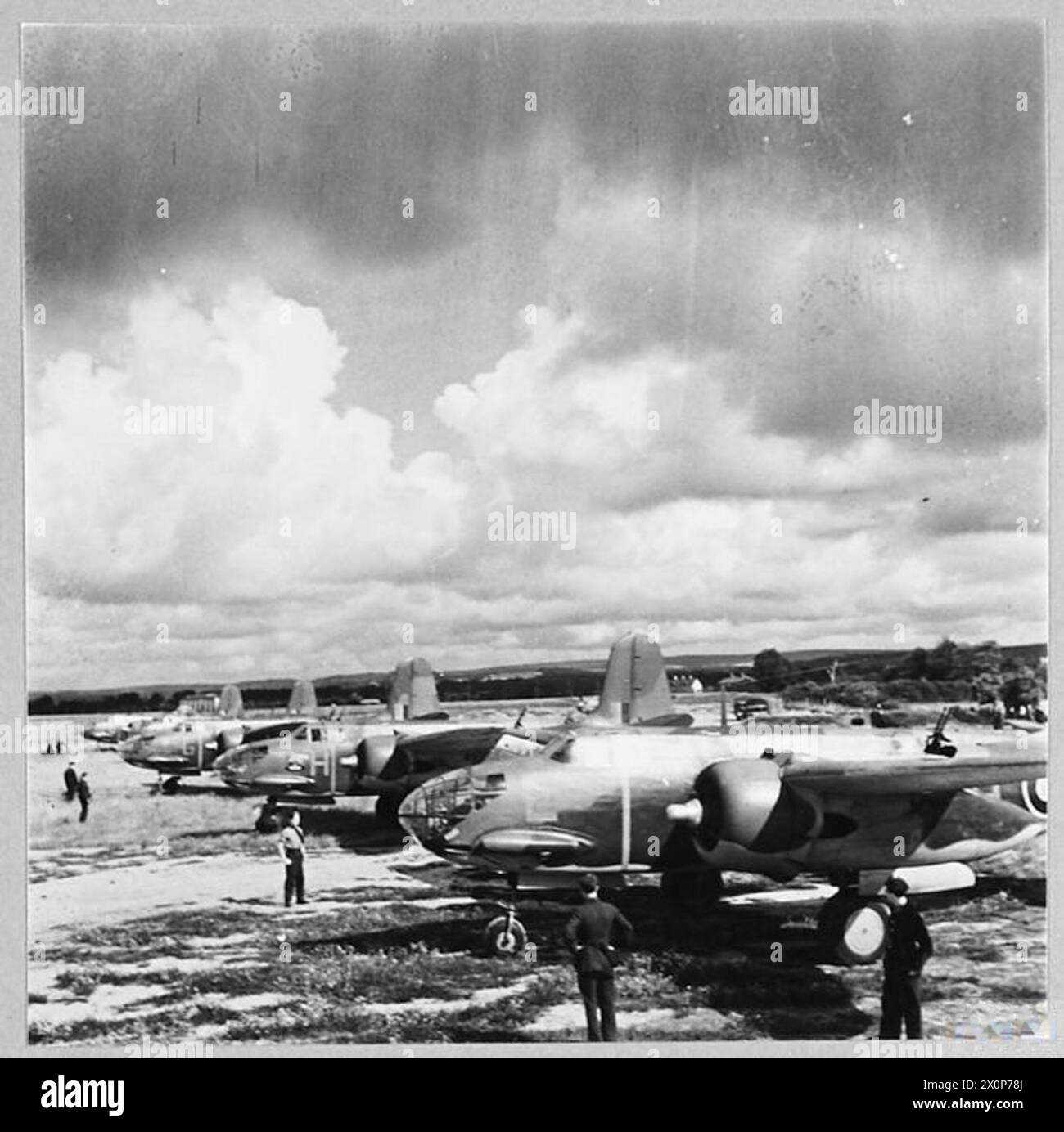 R.A.F. BOSTON III UND SPITFIRES SCHLIESSEN SICH AN DER KANALÜBERHOLUNG AN – (Foto veröffentlicht 1942) die Boston Crews fliegen zu ihren Flugzeugen. Fotografisches negativ, Royal Air Force Stockfoto