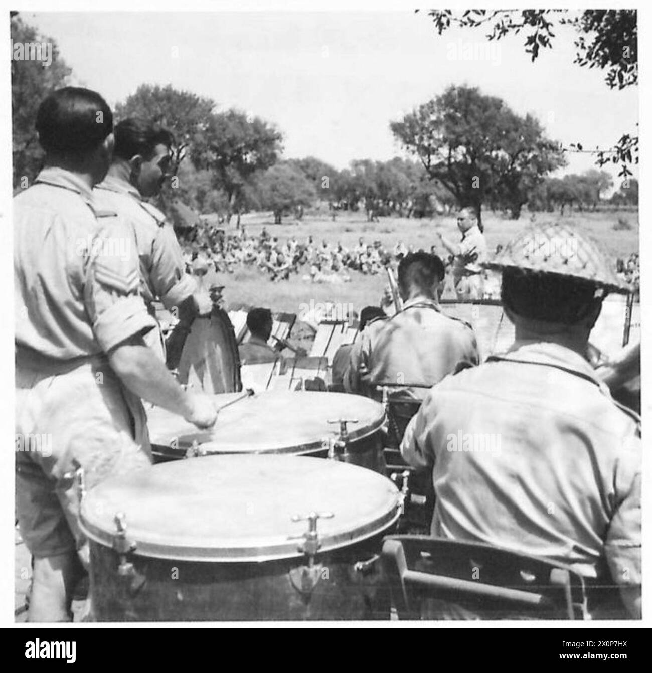 Eine südafrikanische Band unter der Leitung von Lieut. E.J. Kealey unterhält britische Truppen am Anzio Brückenkopf, kurz nach einer Rekrutierungstour in der Union. Stockfoto
