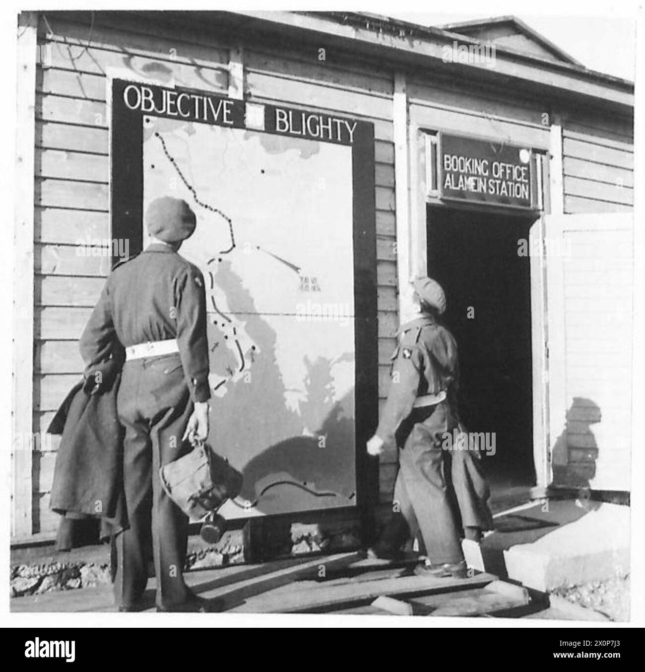 Corporal Cook und Rifleman Blackman von der 8. Armee studieren am Morgen der Abfahrt die Karte „Alamein-Blighty March“. Stockfoto