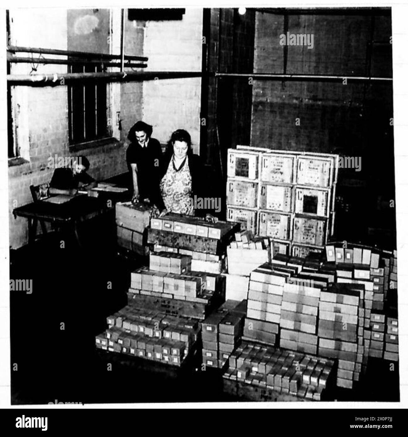 Die Versandabteilung des R.O.A.C. überprüft und bearbeitet Boxen für Armeebefehle. Stockfoto