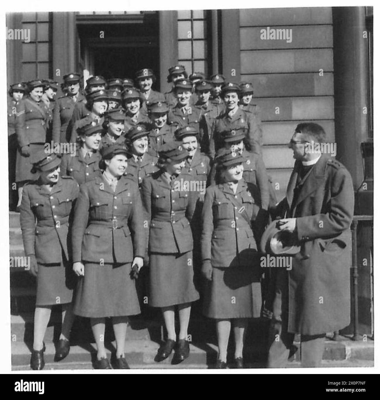 Foto, das Reverend Ronald Selby Wright nach einem Service in der Zentrale von Edinburgh mit Mitgliedern der ATS und AA spricht. Stockfoto