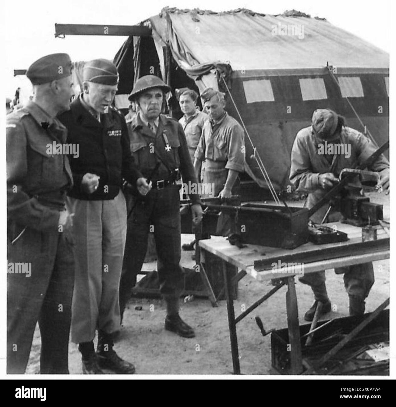 DIE POLNISCHE ARMEE IM NAHEN OSTEN, 1942-1943: General George Patton, begleitet von General Władysław anders, inspiziert Truppen verschiedener Reparaturwerkstätten des 2. Polnischen Korps. Foto, aufgenommen während General Pattons offiziellem Besuch beim 2. Polnischen Korps in Qassasin in Ägypten polnische Armee, amerikanische Armee, polnische Streitkräfte im Westen, polnisches Korps, II., US-Streitkräfte, 7. Armee, Patton, George Smith, Anders, Władysław Stockfoto