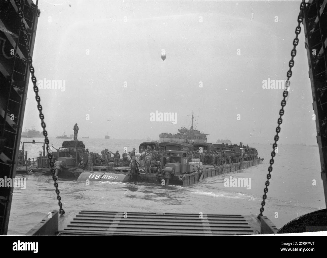 Die alliierten Truppen rücken im Juni 1944 in Richtung Normandie vor. Eine beladene Rhino Ferry ist von den Bugen eines Landungsbootes zwischen St Laurent und Vierville während der Operation Overlord zu sehen. Stockfoto