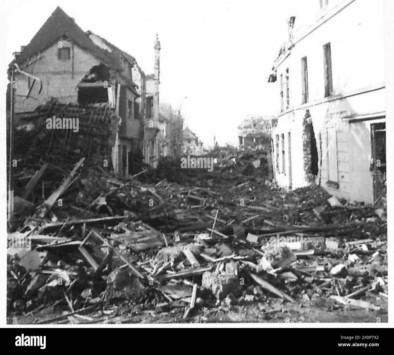 Foto mit allgemeinen Ansichten von Goch mit Granaten und RAF-Schäden an Gebäuden, Straßen und Infrastruktur nach Kampfeinsätzen. Stockfoto