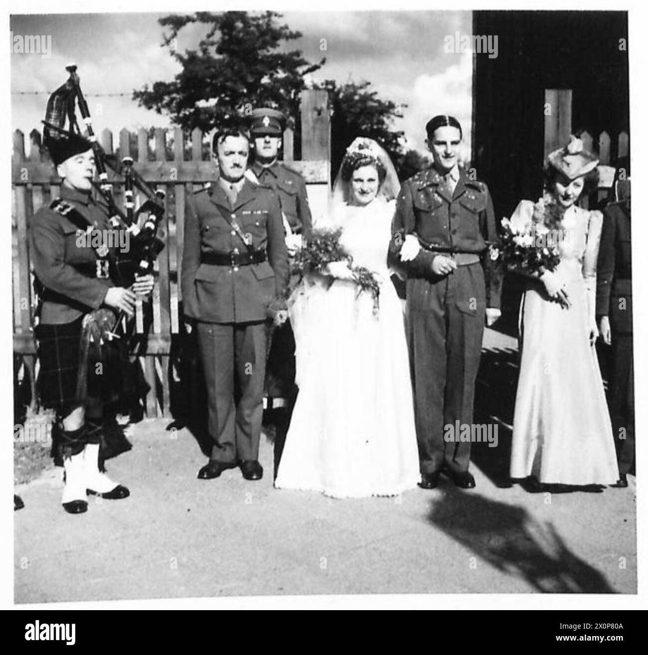 FIRST A.T.S. HEIRATETE IN BERLIN - die Hochzeitsgruppe vor der Garnisonskirche, Berlin. Fotografisches negativ , britische Rheinarmee Stockfoto
