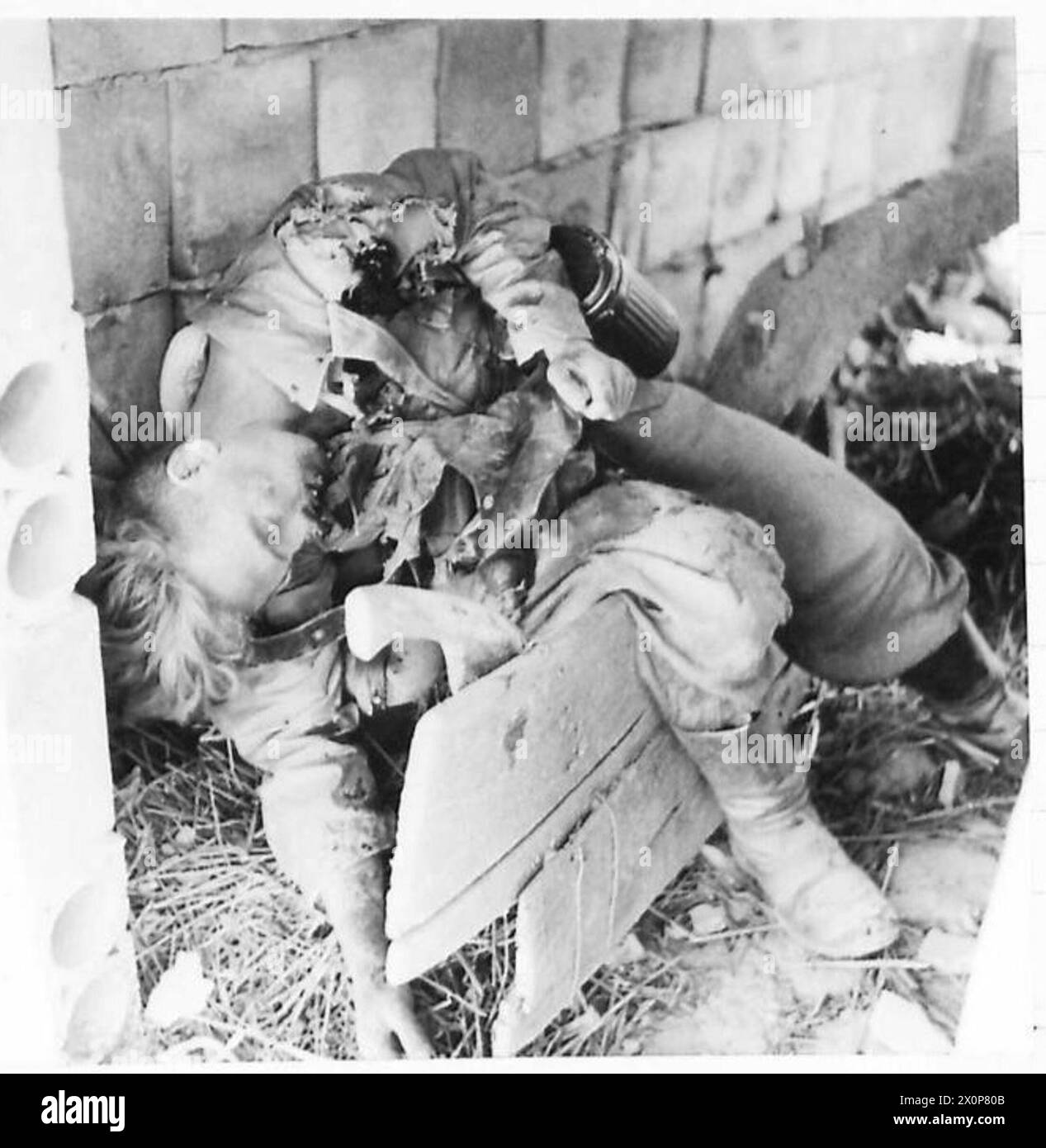 GOTISCHE VERTEIDIGUNGSLINIEN - dieser deutsche Scharfschütze, der eine Straßenkreuzung in der Nähe von Morciano bedeckte, wurde von unserem Schussfeuer gefangen. Fotografisches negativ, britische Armee Stockfoto
