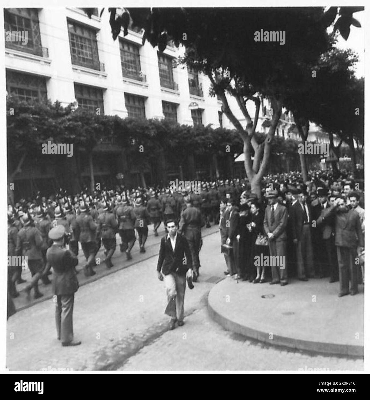 Französische senegalesische Truppen marschierten durch die Straßen des von den Alliierten besetzten Algier während der Operation Fackel am 12-13. November 1942. Stockfoto