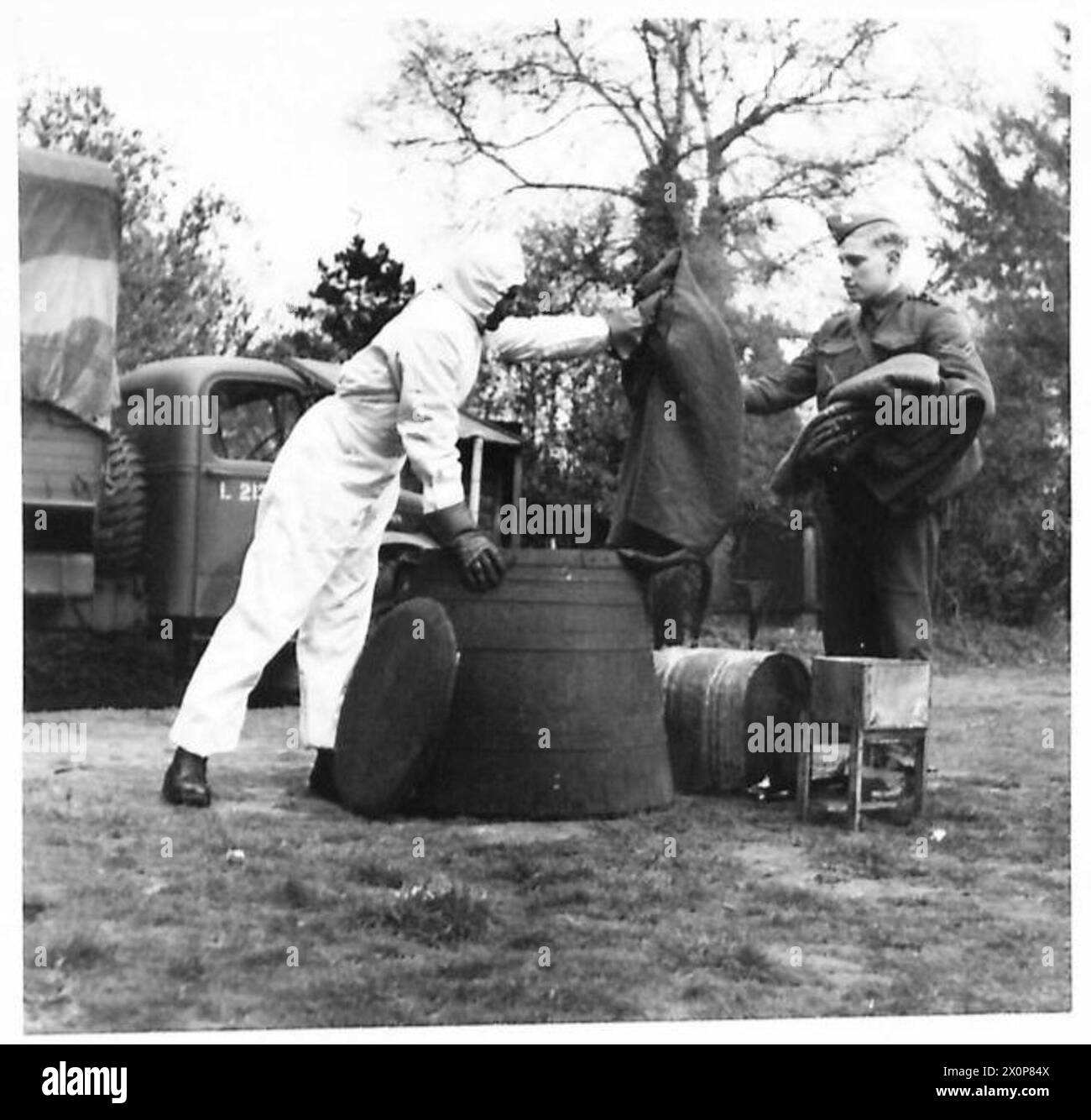 Die Decken werden in einen Sterilisator mit serbischem Fass gelegt, der vor Ort verwendet wird, um Geräte zu desinfizieren und die Hygiene aufrechtzuerhalten. Fotografisches negativ, britische Armee. Stockfoto