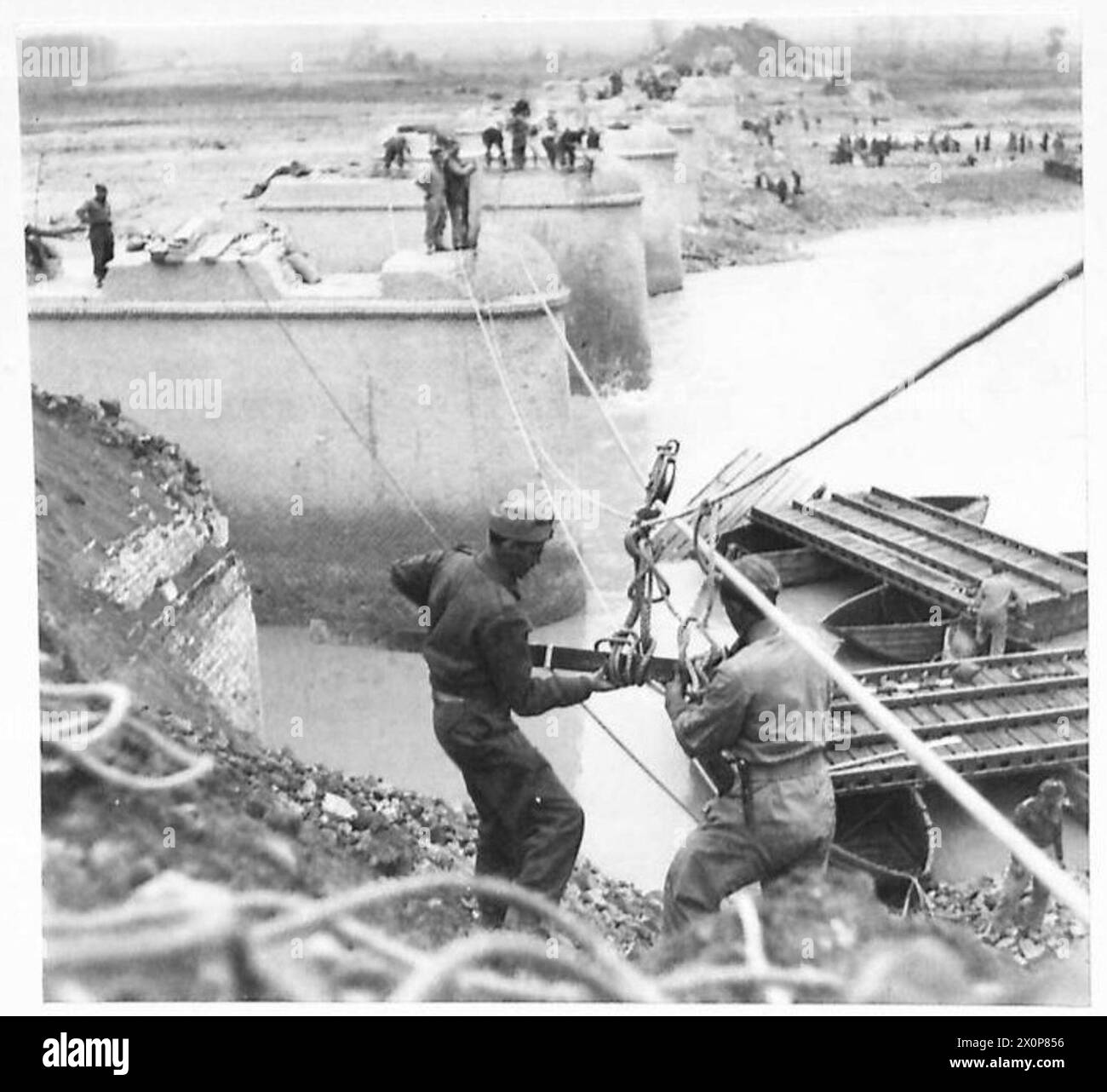 ITALIEN: ACHTE ARMEE - über eine Seilbahn zum RE auf einem Pier, der ausgeebnet werden muss, wird eine Deponie überquert. Fotografisches negativ, britische Armee Stockfoto