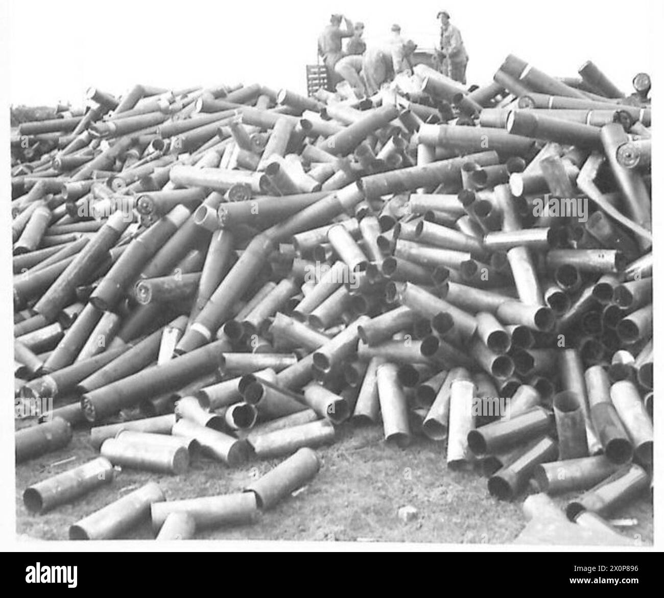 ITALIEN: FÜNFTER BRÜCKENKOPF ARMYANZIO - italienische Zivilisten werden als Träger auf dem Brückenkopf Anzio eingesetzt. Hier sehen Sie, wie sie die leeren Kisten an einer Deponie am Strand entladen. Fotografisches negativ, britische Armee Stockfoto