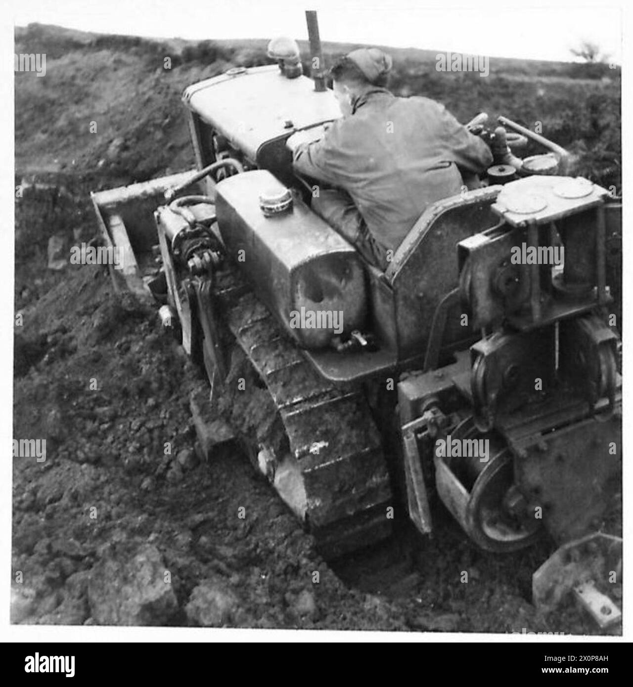 STEINBRUCHARBEITEN - ein amerikanischer Bulldozer, der die Erde von der Spitze des Felsens entfernt. Fotografisches negativ, britische Armee Stockfoto