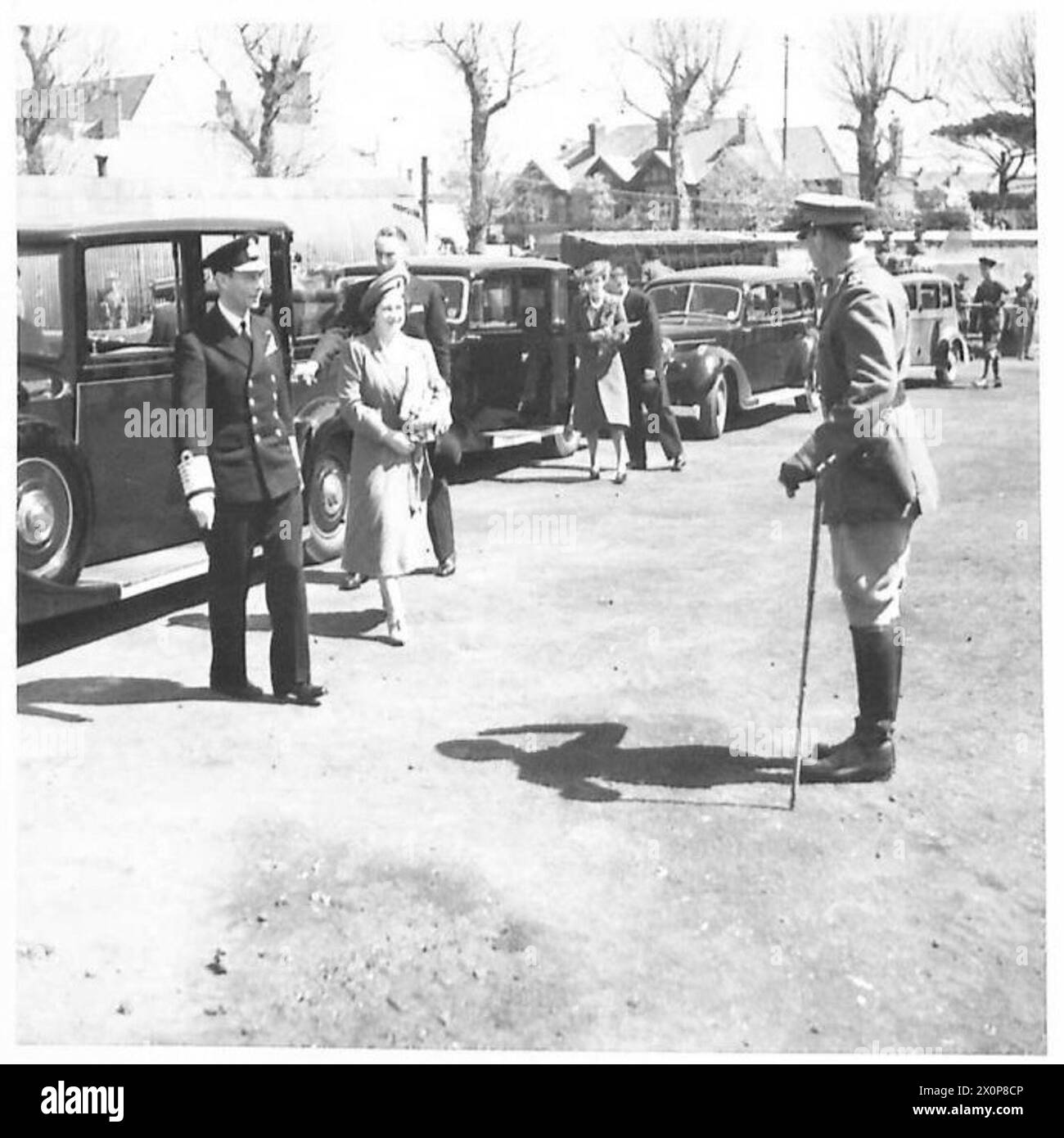 Der König und die Königin kommen an, um Truppen zu besuchen und verlassen ihr Auto bei der Ankunft. Fotografisches negativ, britische Armee. Stockfoto