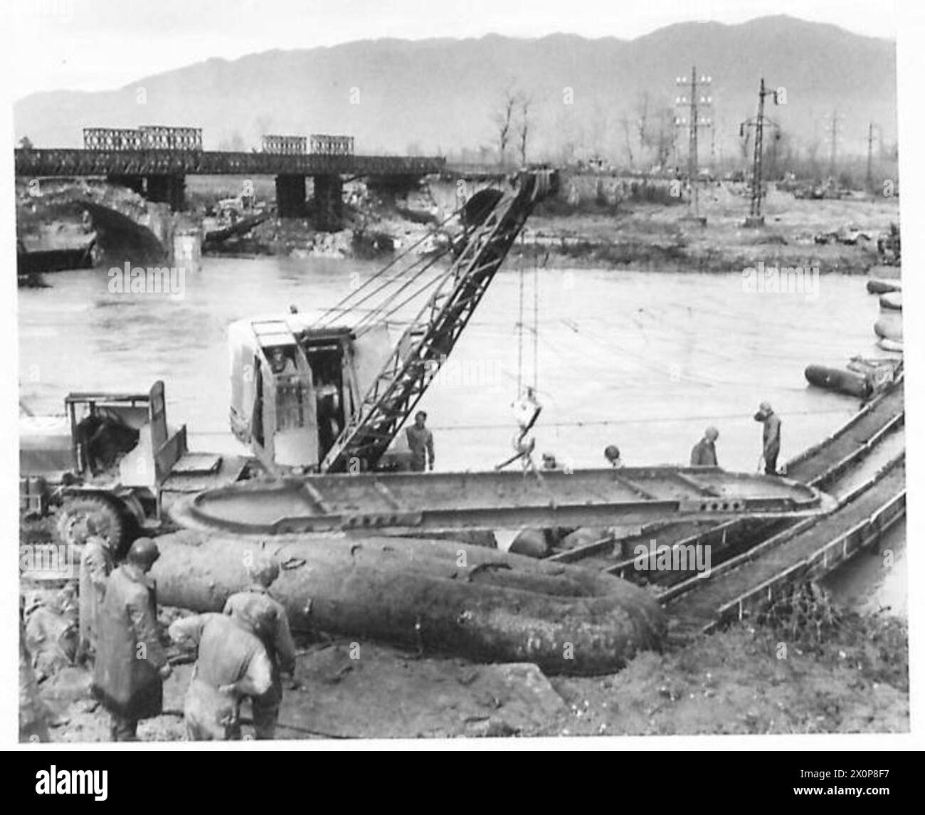 Amerikanische Ingenieure reparieren eine beschädigte Pontonbrücke in Italien, die durch Überschwemmungen während Operationen mit der Fünften Armee verursacht wurde. Stockfoto