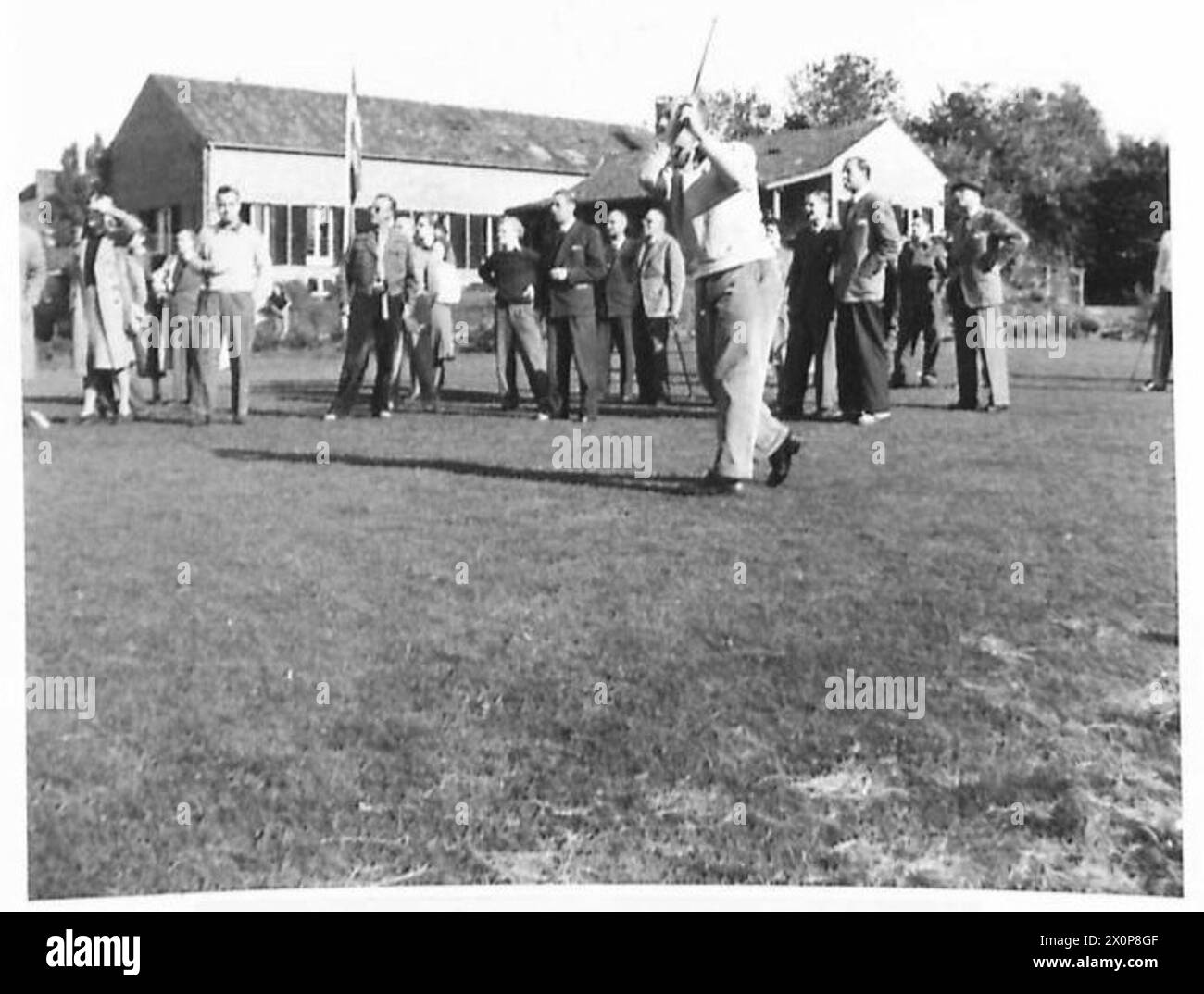 Major E. C. Millard nahm am englisch-dänischen Golfturnier Teil und nahm die erste Fahrt vom Abschlag während einer Veranstaltung der Britischen Rheinarmee ab. Stockfoto