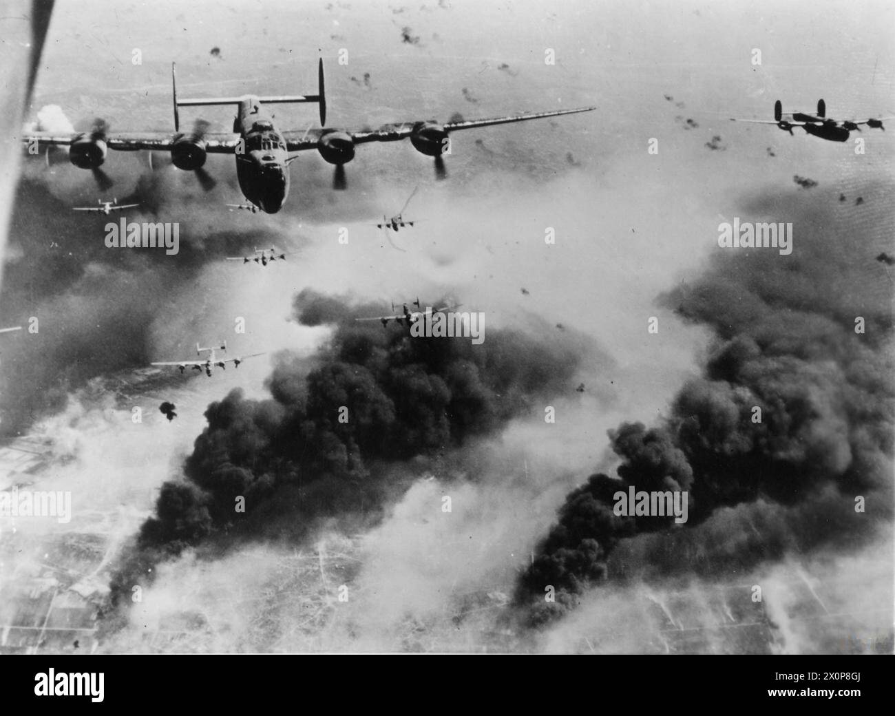 DIE STRATEGISCHE BOMBARDIERUNG DER ACHSENMÄCHTE, 1942-1945 - B-24 Befreier der 15. Luftwaffe USAAF im Flug während einer Mission über Ploesti in Rumänien, 31. Mai 1944 Stockfoto