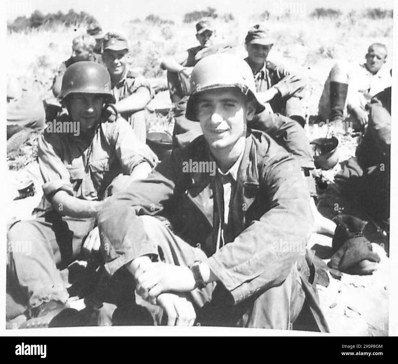 Einige der ersten deutschen Gefangenen wurden während der Landung der Fünften Armee in der Bucht von Salerno in Neapel gefangen genommen. Fotografisches negativ, britische Armee. Stockfoto