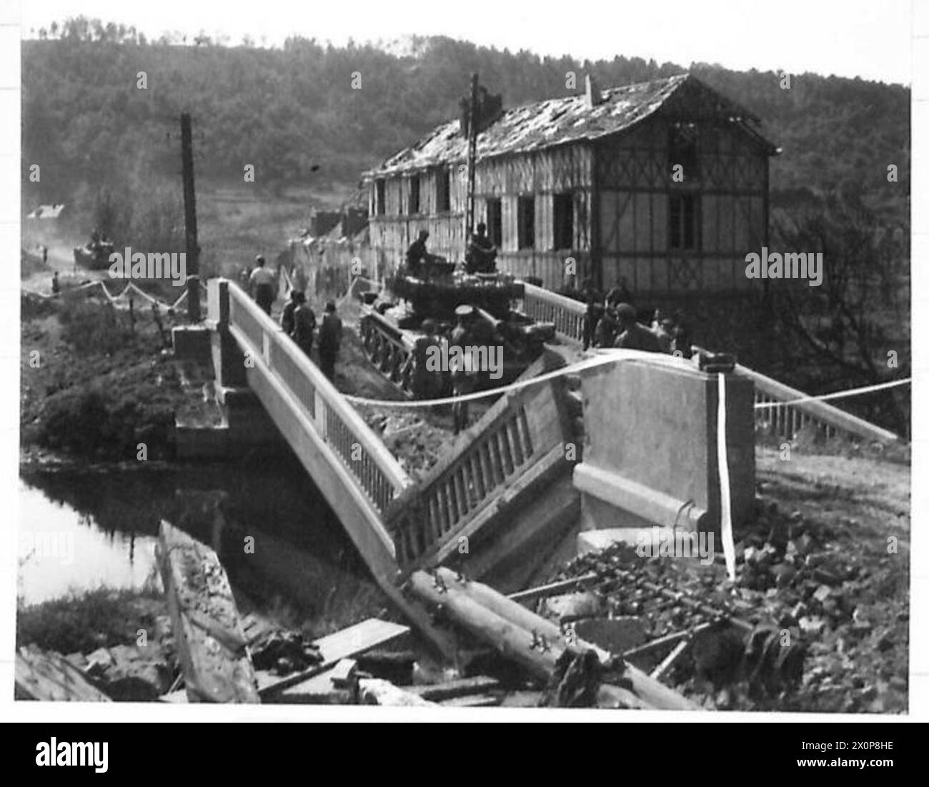 Fotografisches negativ, das die Royal Engineers beim Pont Authou in Cormeilles eine Brücke über den Fluss Risle füllten, wodurch britische Rüstungen vorrücken konnten. Stockfoto
