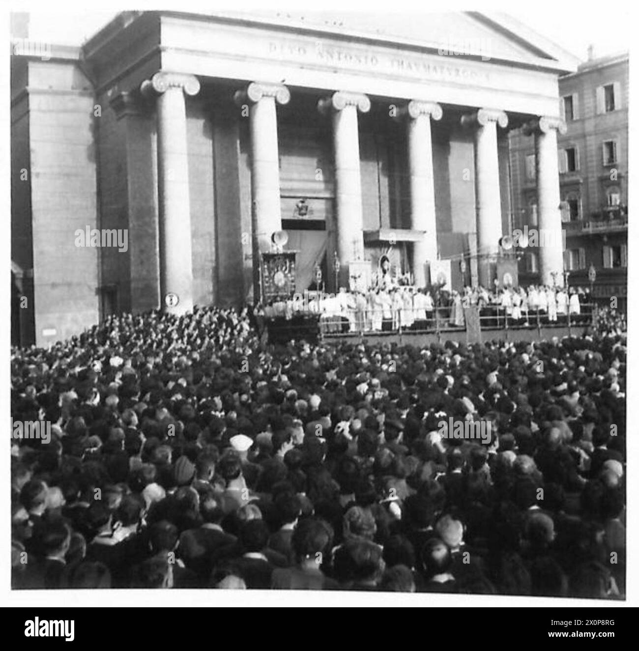 Bischöfe von Triest sprechen eine große Gemeinde außerhalb der Kirche Santa Antonio Nuova während der Operationen der britischen Armee in Nordafrika, Sizilien, Italien, dem Balkan und Österreich zwischen 1942 und 1946 an. Stockfoto