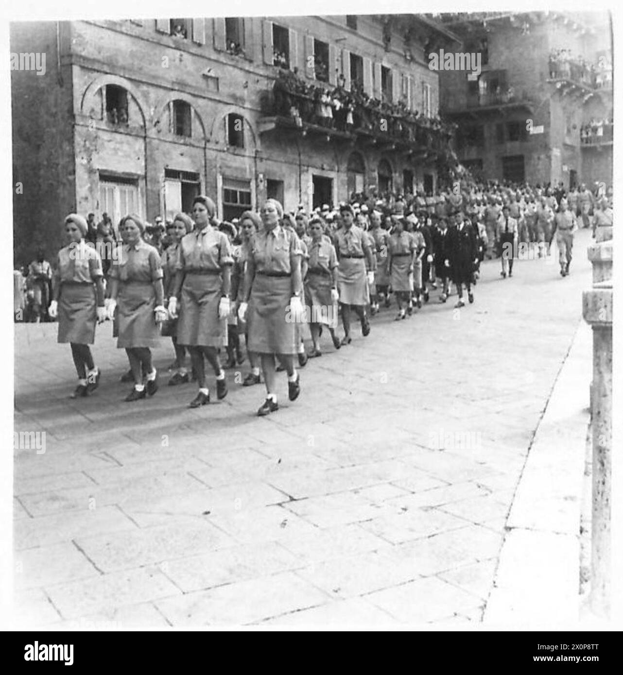 Eine Abteilung französischer Dienstfrauen der britischen Armee marschiert zum Gedenken an den Bastille-Tag in Italien. Stockfoto
