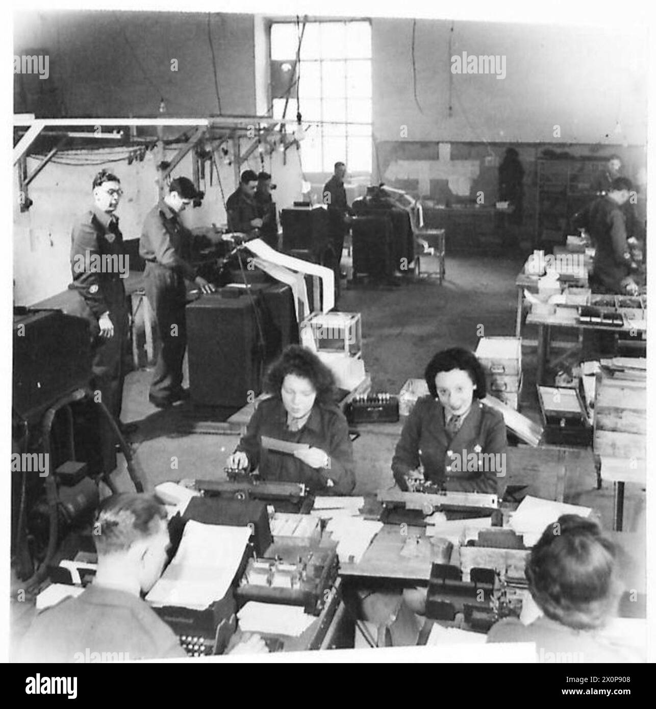 Eine allgemeine Ansicht eines Raumes, in dem sich die für die Militärverwaltung verwendeten Geräte befinden. Fotografisches negativ, britische Armee. Stockfoto