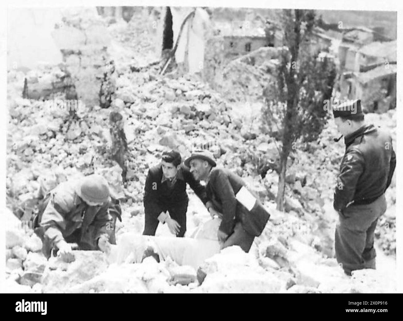 Ein von der Fünften Armee geborgenes Möbelstück wird dem AMG-Offizier Lieut übergeben. Simpson aus Albuquerque, New Mexico, zur Verwahrung. Fotografisches negativ der britischen Armee. Stockfoto