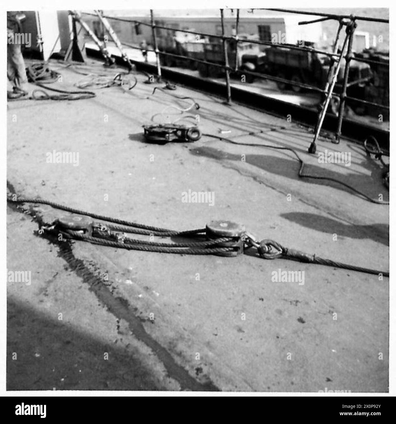 Ein Mann, der als Kerl identifiziert wurde, wird während eines speziellen Auftrags an einen Anhänger gefesselt gezeigt. Stockfoto