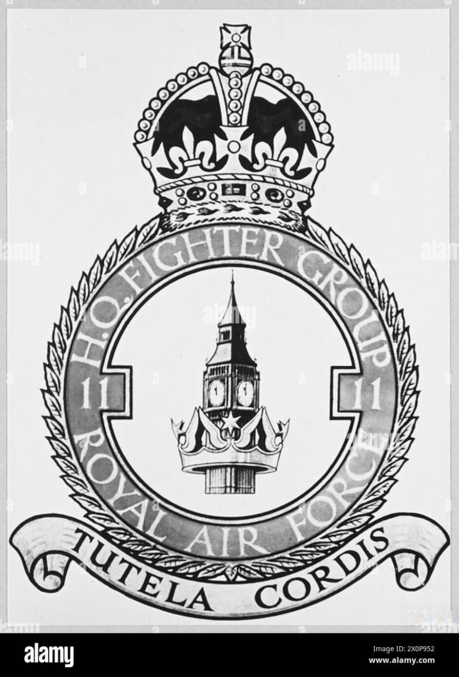 WAPPEN UND MOTTO EINER R.A.F. FIGHTER COMMAND GROUP - das Wappen einer Gruppe von Fighter Command, R.A.F. mit dem Motto „TUTELA CORDIS“ „Wächter des Herzens“. (Bild aus dem Jahr 1943) Foto-negativ, Royal Air Force Stockfoto