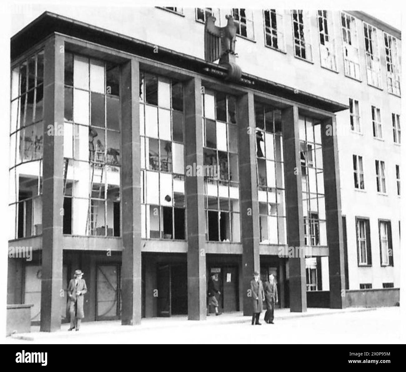 Der Oberbürgermeister inspiziert die Universität Köln vor der geplanten Wiedereröffnung im November 1945 im Zuge der Sanierung der Zivilverwaltung. Stockfoto