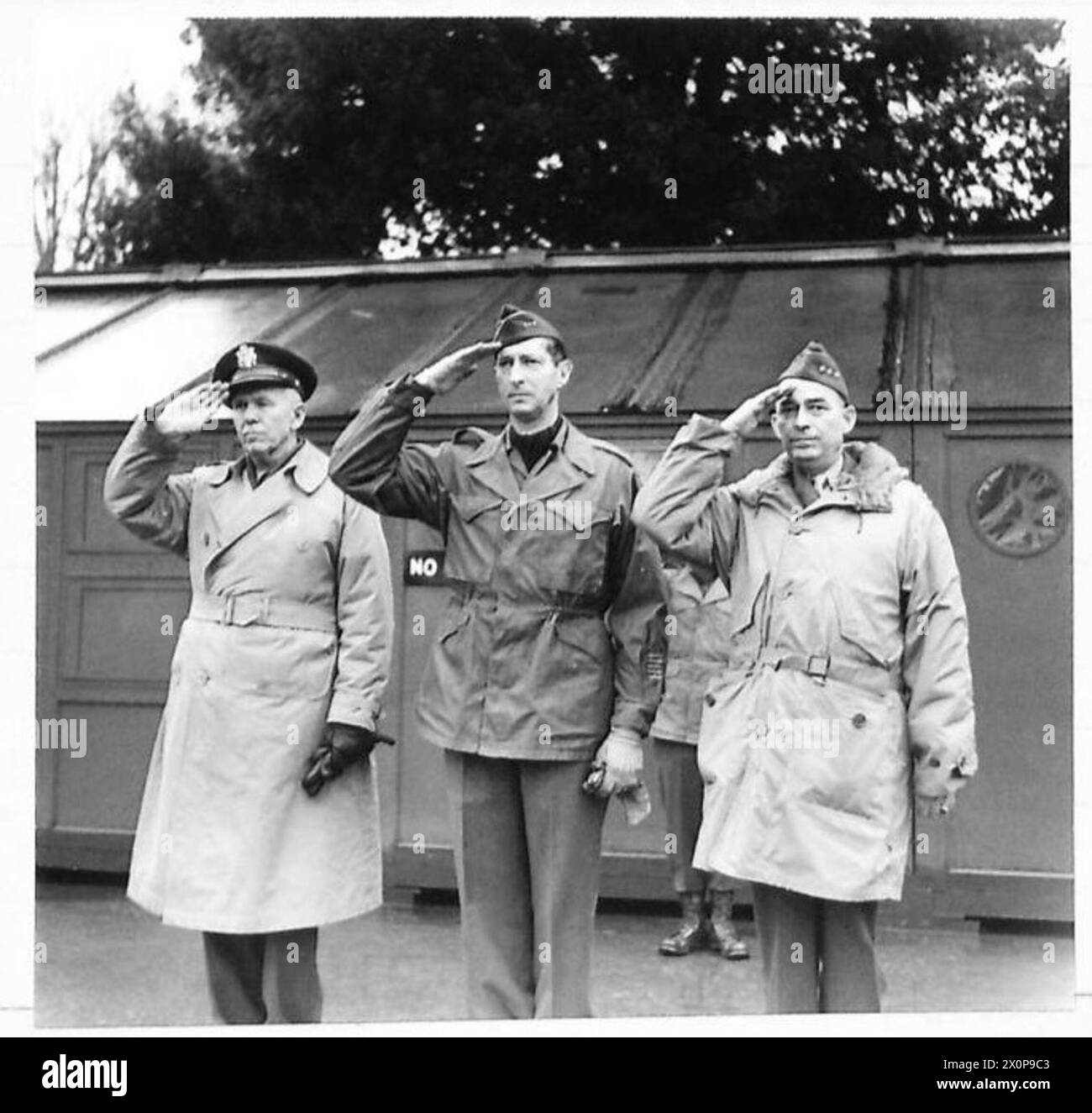 Die Generäle Marshall, Clark und MacNarney inspizieren die alliierten Armeen in Italien während des Spiels der Nationalhymnen. Stockfoto