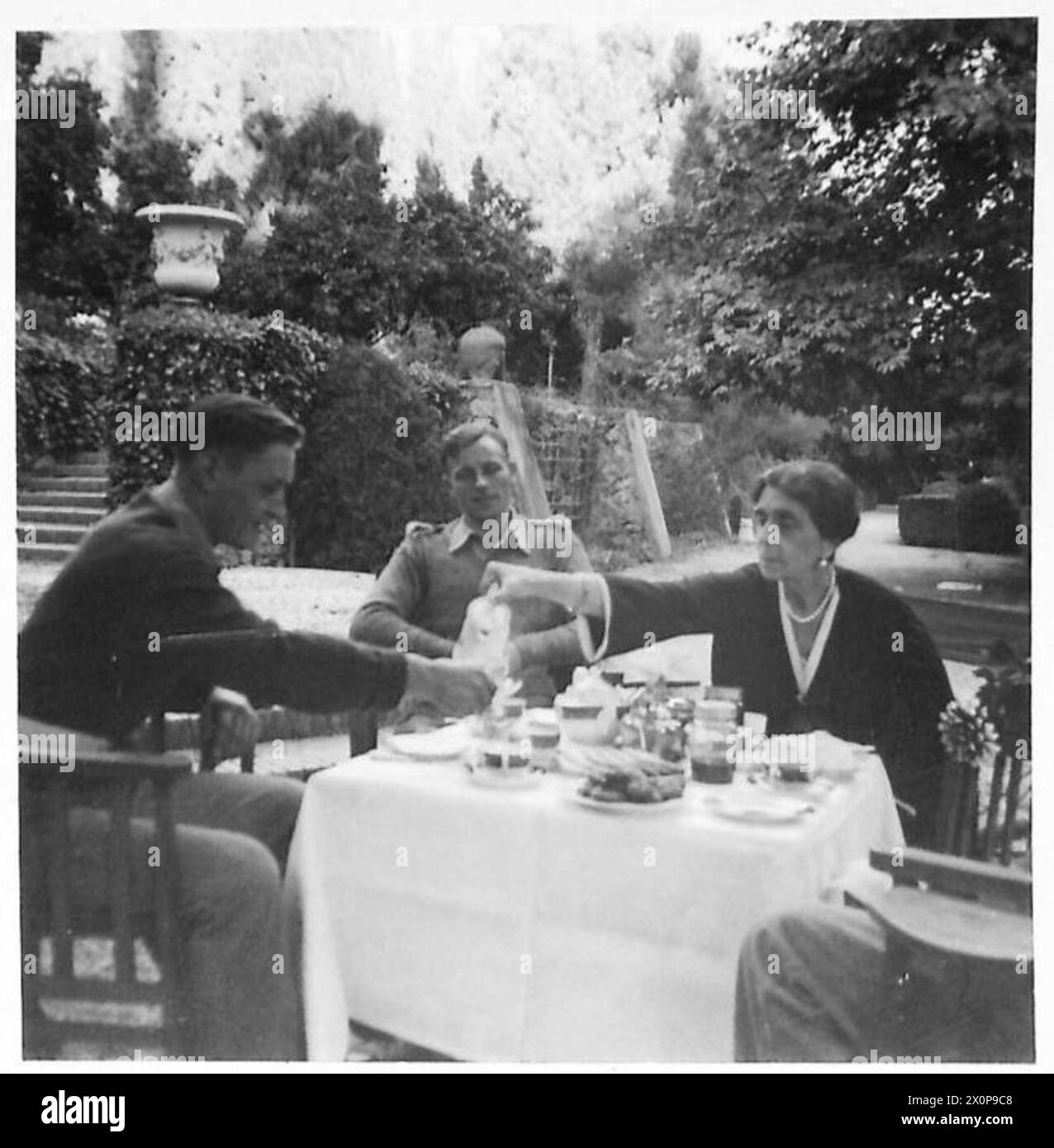 Die griechische Prinzessin Helena unterhält britische Armeekommandos, während sie sich in Griechenland zum Tee setzen. Stockfoto