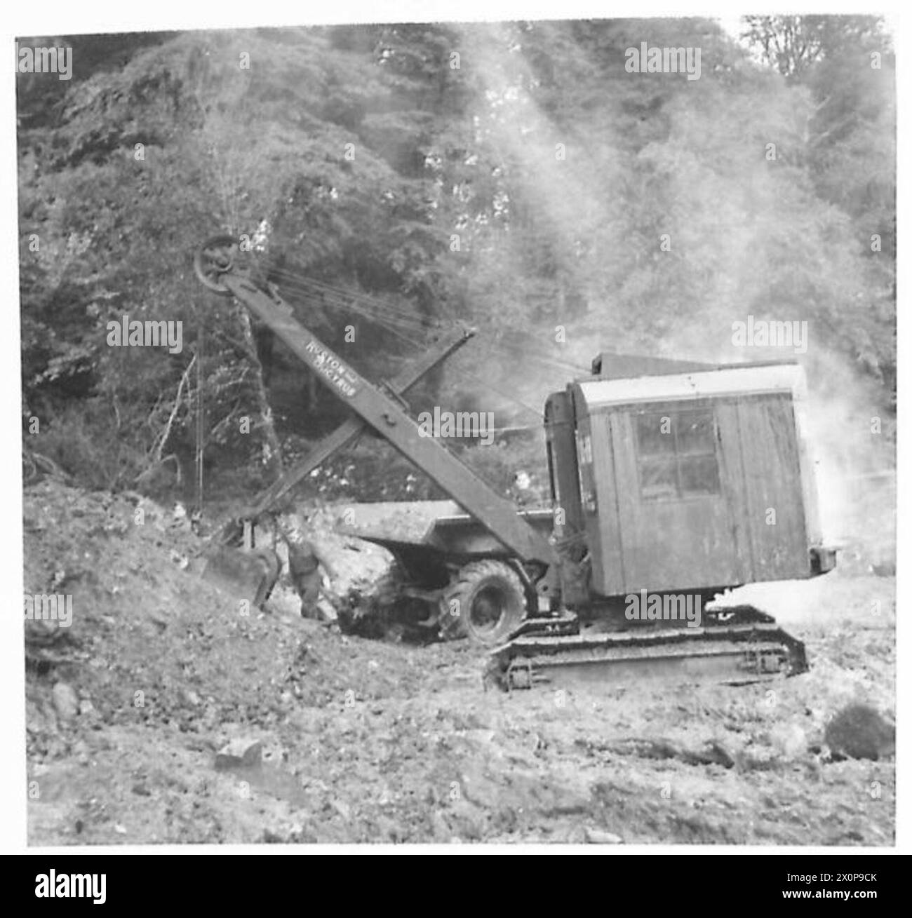 Ein 2 1/2 Yard Dumper wird mit einem RB.10 Bagger gefüllt, der die Bau- und Logistikausrüstung der britischen Armee demonstriert. Stockfoto