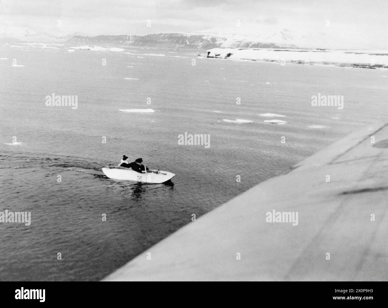 Am 6. Juni wird ein Kapitän eines Flugzeugs der R.A.F. Coastal Command fotografiert, das an Land geht und die arktischen Operationen der alliierten Meteorologen gegen deutsche Truppen während des Zweiten Weltkriegs veranschaulicht Stockfoto