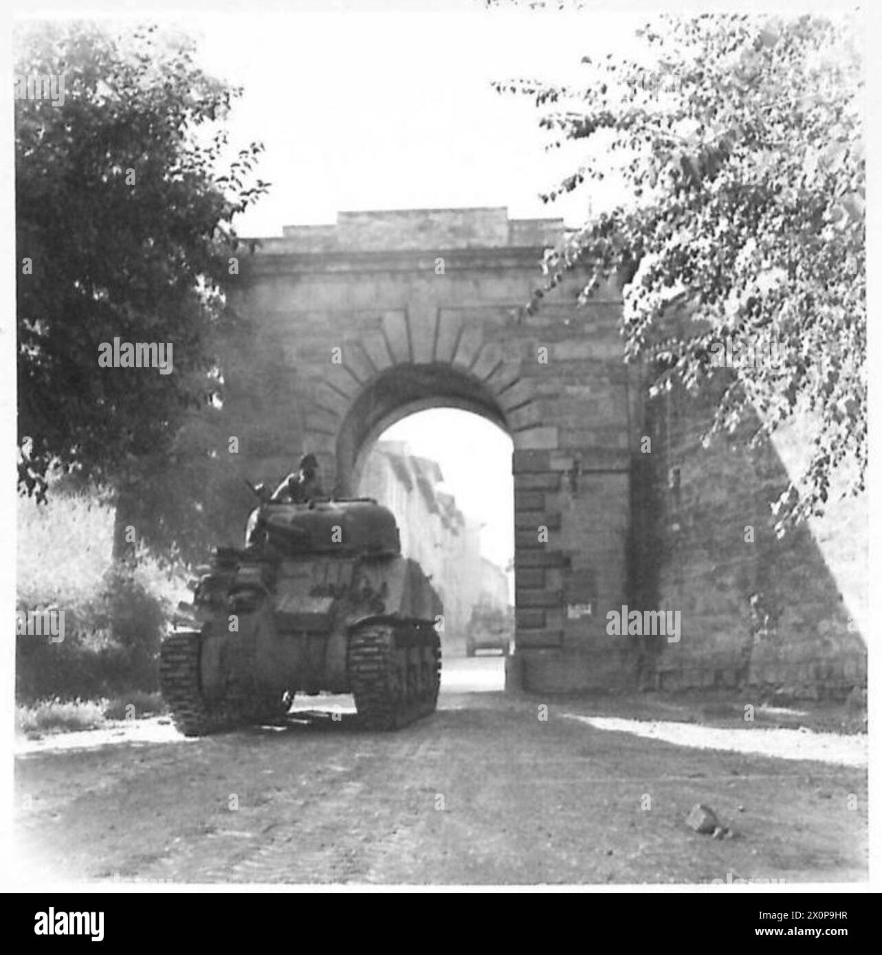 Panzer der 16/15 Lancer dringen in Arezzo ein, während während die verbliebenen Zivilisten während der Eroberung der Stadt durch die Achte Armee winken. Fotografisches negativ der britischen Armee. Stockfoto