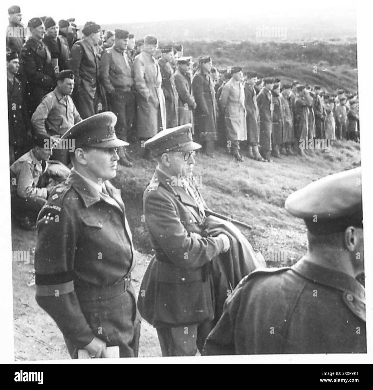Lieutenant Colonel H.J. Nangle und Major General D.G. Johnson beaufsichtigen eine Demonstration mit amerikanischen Truppen in der Waffentraining School. Stockfoto