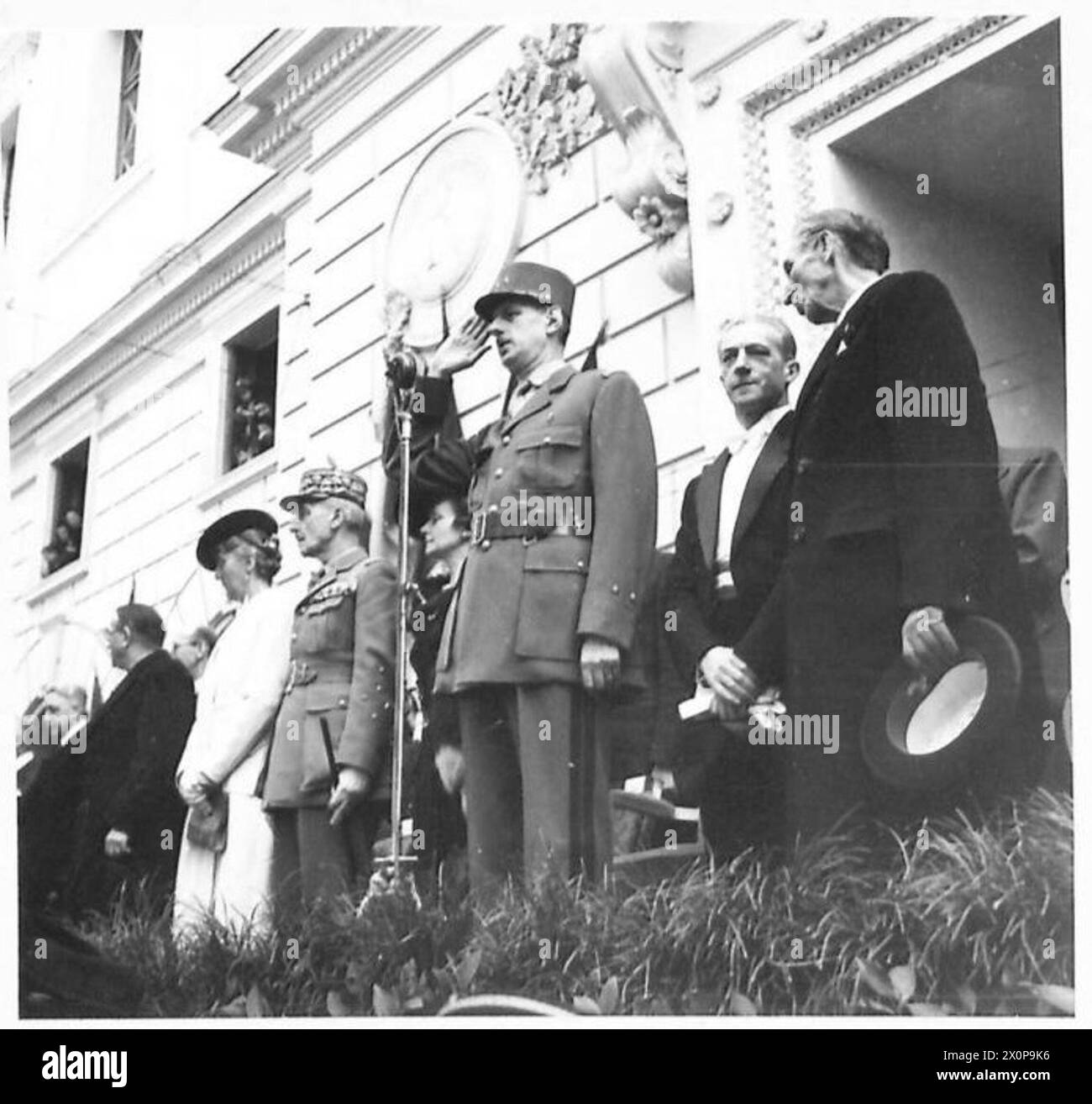 General de Gaulle erhält den Gruß, als französische Armeeeinheiten bei einer Zeremonie zu Ehren eines französischen Helden in Nordafrika vorbeiziehen. Das Foto dokumentiert militärische zeremonielle Praktiken und formale Anerkennung. Von der britischen Armee gehalten. Stockfoto