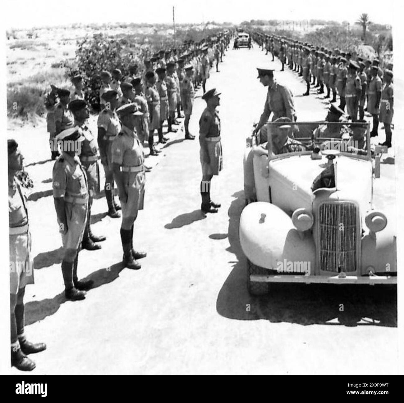 Seine Majestät der König trifft auf den Befehlshaber eines Bataillons des Essex-Regiments, das die achte Armee während des Krieges vertritt. Stockfoto