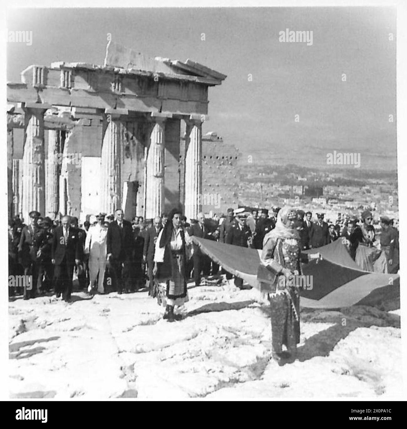 Das Foto zeigt den griechischen Premierminister und seine Gruppe, die zum Parthenon gehen, geführt von Griechen, die die Flagge tragen, die über dem Denkmal gehisst werden soll, was die Einreise der neuen Regierung in Griechenland markiert. Stockfoto Das Foto zeigt den griechischen Premierminister und seine Gruppe, die zum Parthenon gehen, geführt von Griechen, die die Flagge tragen, die über dem Denkmal gehisst werden soll, was die Einreise der neuen Regierung in Griechenland markiert. Stockfoto