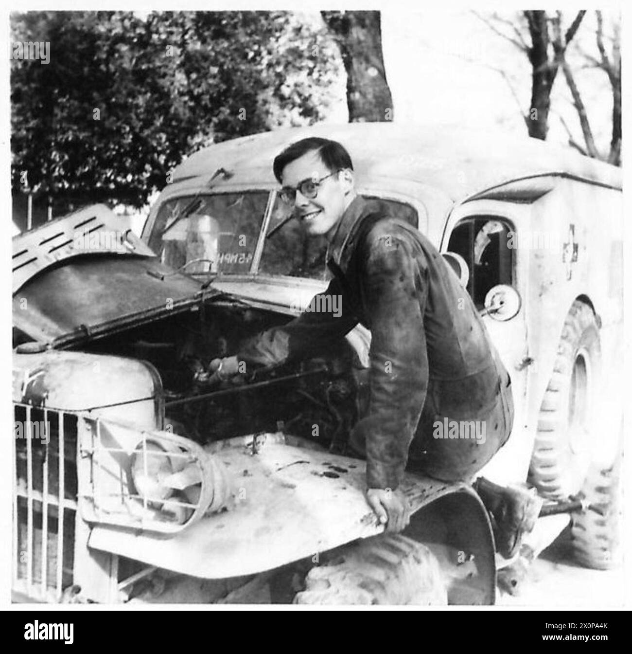 US-AMERIKANISCHER FELDDIENST MIT DER ACHTEN ARMEE - John Smith aus Easton, Pennsylvania, USA, wurde am Jahrestag seines Geburtstages fotografiert. Er hat seinen Truck zum Geburtstag überholt. Fotografisches negativ, britische Armee Stockfoto