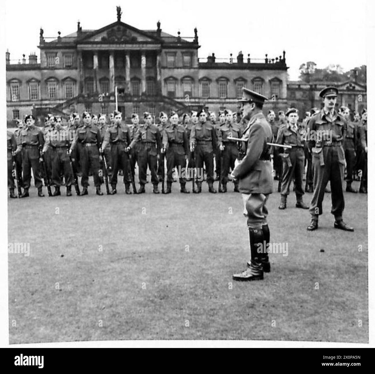 GENERAL SIR BERNARD PAGET BESUCHT GEHEIMDIENSTKORPS - der General spricht nach der Inspektion an die Truppen. Fotografisches negativ, britische Armee Stockfoto