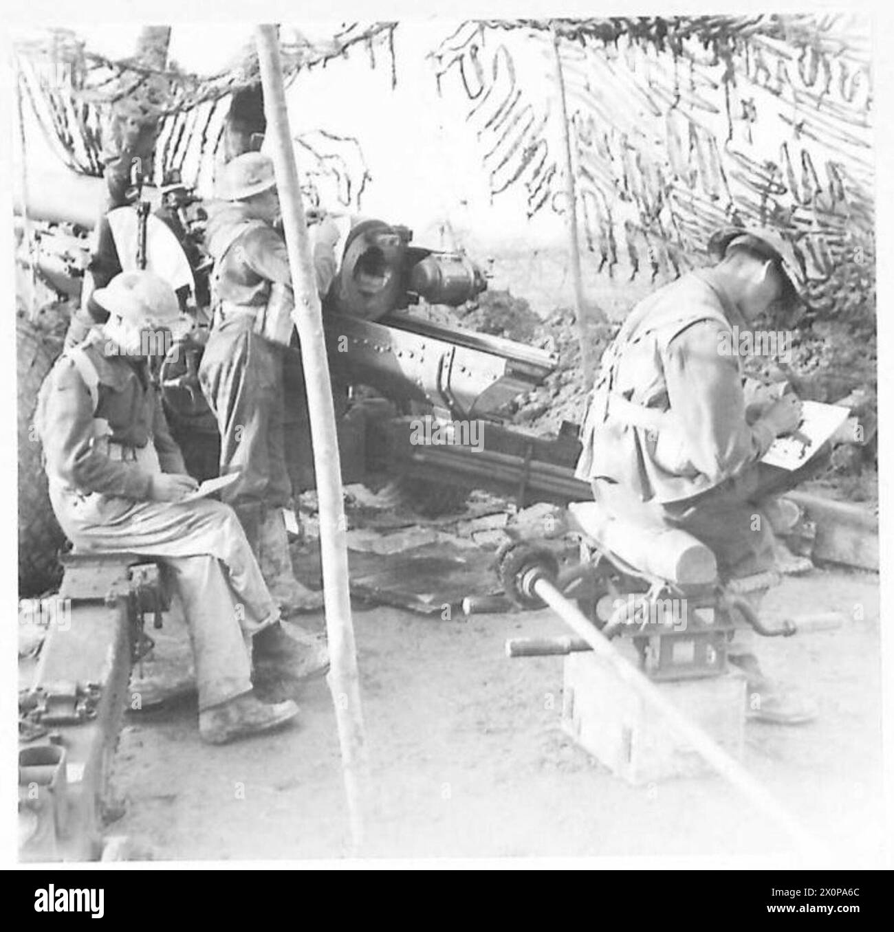 Besatzungsmitglieder einer 5,5-Zoll-Kanone bereiten Weihnachtsflugzeuge vor, die während der Operationen der 8. Armee nach Hause geschickt werden. Stockfoto