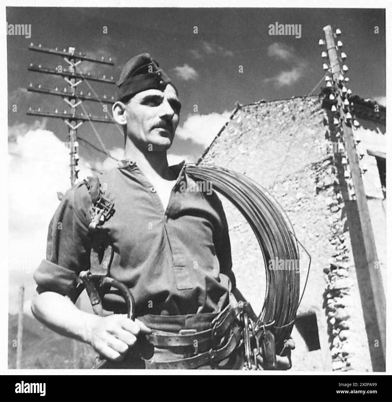 Der Signalwegsmann Sgmn A. Johnson aus Mill Hill, London, diente von 1942 bis 1943 bei der 8. Armee in Ägypten, Mareth, Sizilien und Italien. Stockfoto