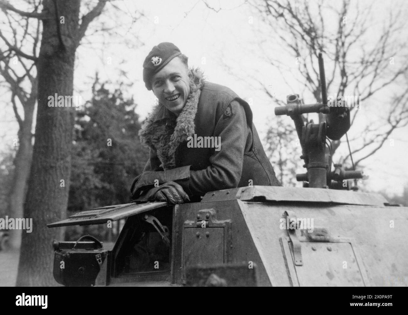 LEBEN UND WERK EDWARD G MALINDINE, FOTOJOURNALIST UND OFFIZIELLER MILITÄRFOTOGRAF 1906 - 1970 - die deutsche Kapitulation in Nordwesteuropa, 3. Mai 1945. Porträt des britischen Soldaten, Trooper Bob Dawdry von der 7. Panzerdivision, der die deutsche Friedensdelegation von der Front zum Hauptquartier von General Dempsey fuhr und dann weiter zum Hauptquartier von Feldmarschall Montgomery, Dempsey, Miles C, Montgomery, Bernard Law, britische Armee, Army Film and Photographic Unit Stockfoto