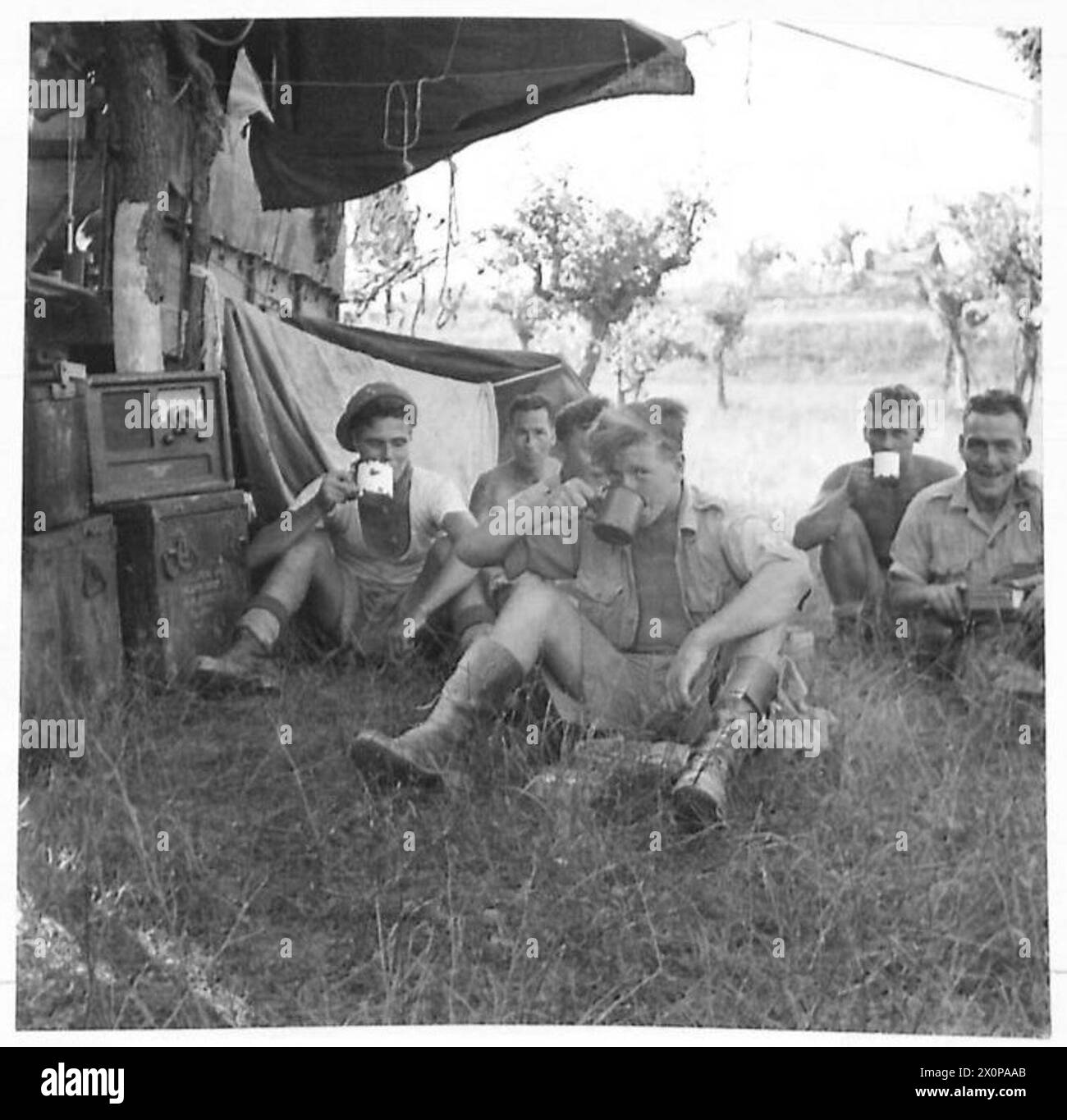 Die 155-mm-Kanonenbesatzung der 8. Armee bedient die Artillerie, nutzt dann das Funknetz und macht eine Pause für Tee. Stockfoto