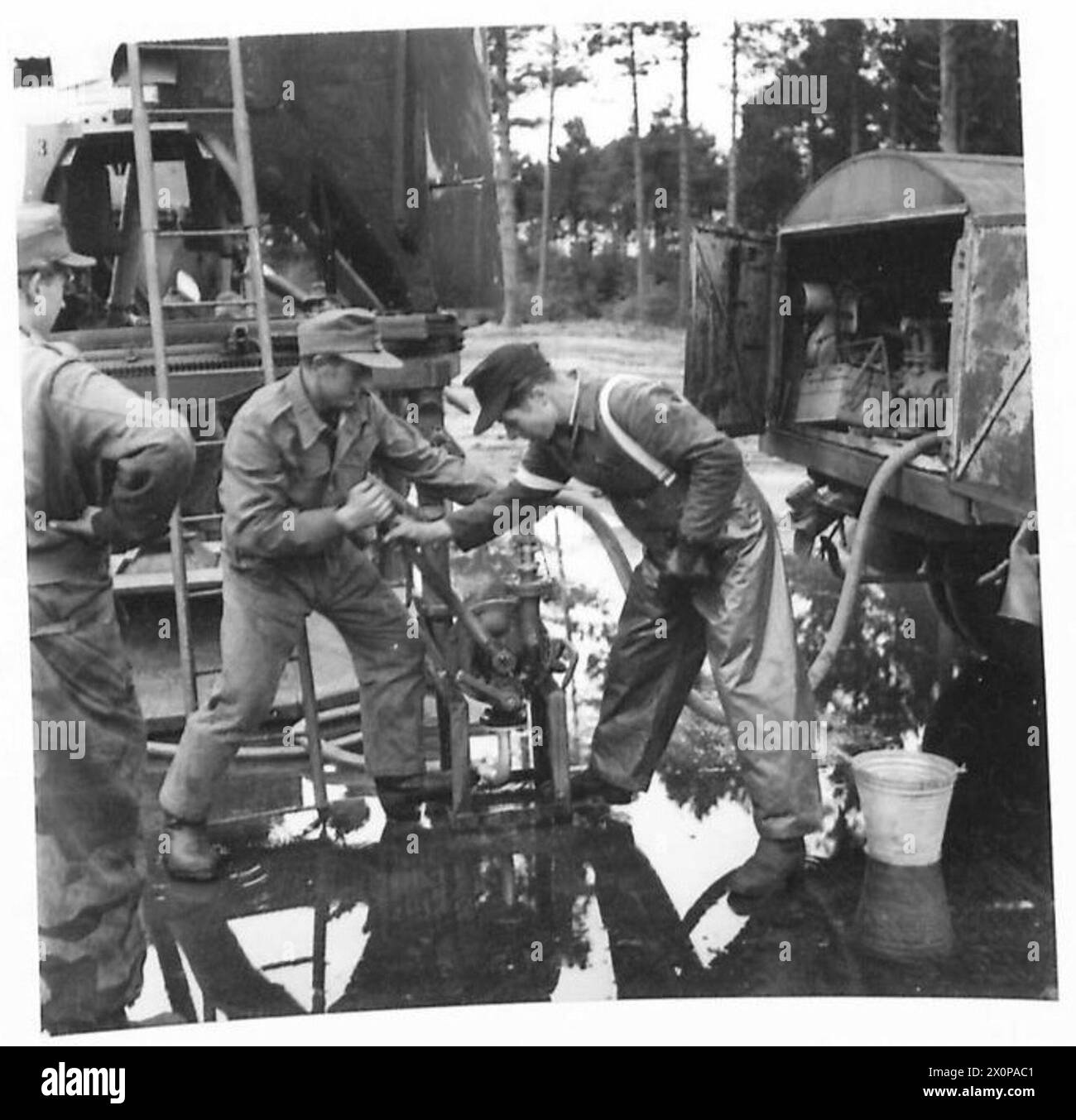 Fotografische Aufzeichnungen über Operationen der britischen Armee in Nordwesteuropa von 1944 bis 1946 über Truppenbewegungen, Ausrüstung und militärische Aktivitäten in Deutschland. Stockfoto