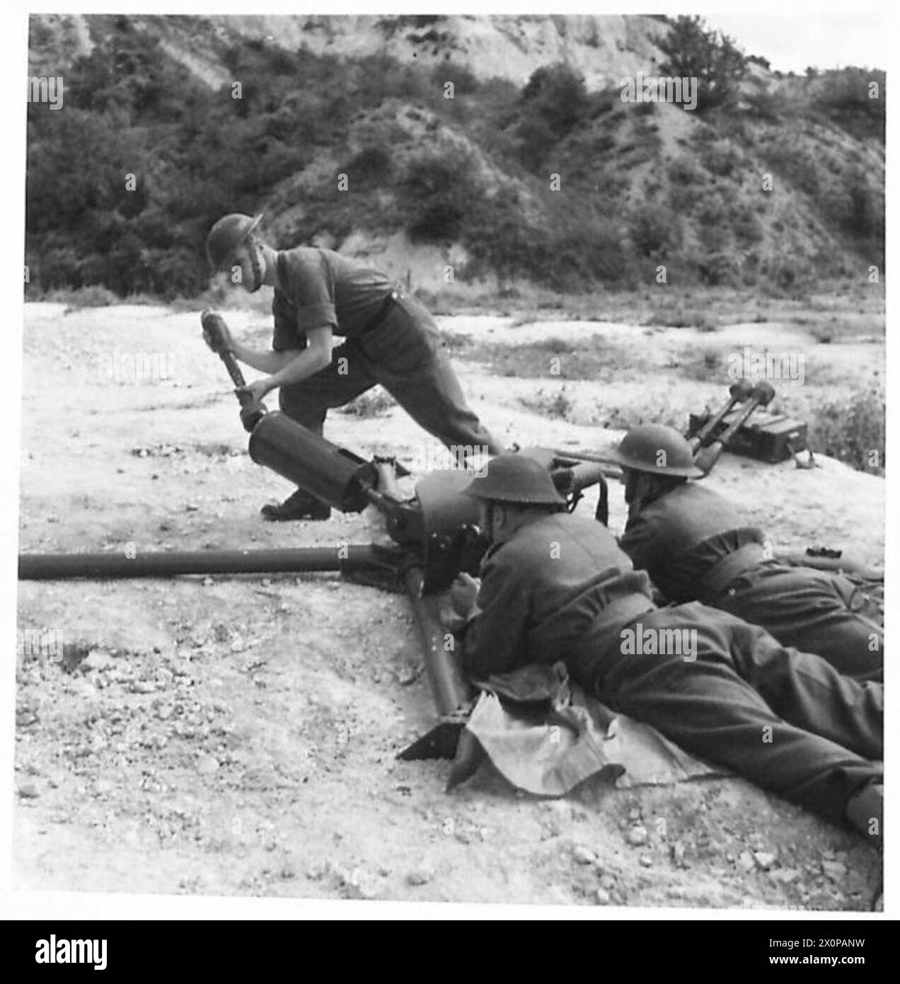 HAUSWÄCHTER-AUSBILDUNGSSCHULE - Spiggot Mörser bereit für Action Fotonegativ, British Army Stockfoto