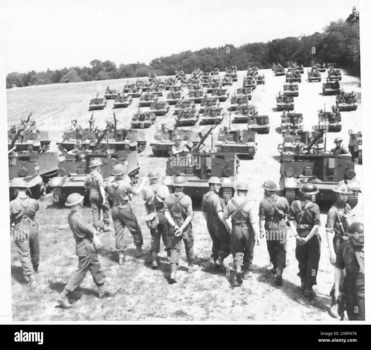 BREN-TRÄGER IN AKTION - die Kommandanten der Platoon kehren zu ihren Trägern zurück, um die Übung zu beginnen. Fotografisches negativ, britische Armee Stockfoto