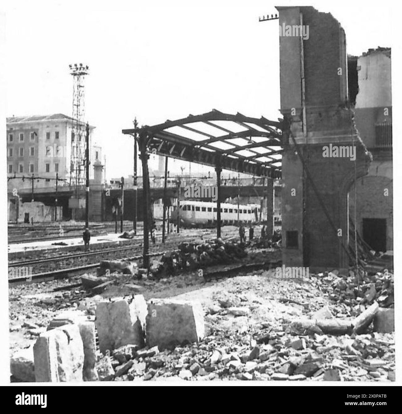 PRÄZISIONSBOMBARDIERUNG VON BOLOGNA - Blick auf den zerstörten Hauptbahnhof von Bologna. Fotografisches negativ, britische Armee Stockfoto
